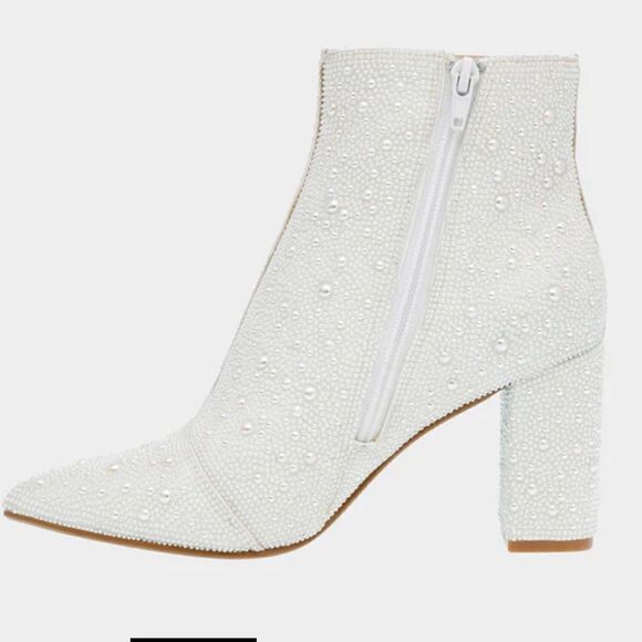 Betsey Johnson Ivory Cady Booties BNIB - Picture 1 of 14